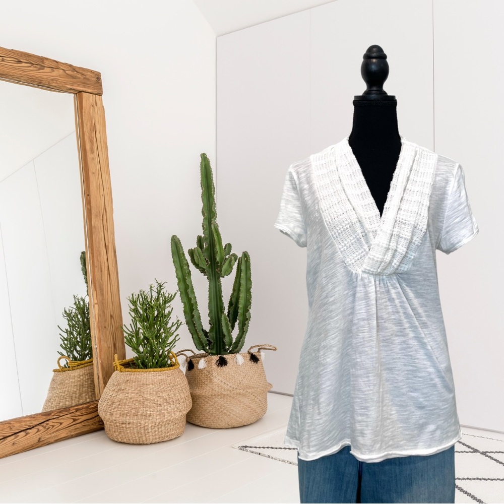 Deletta Short Sleeve Knit Neckline Top